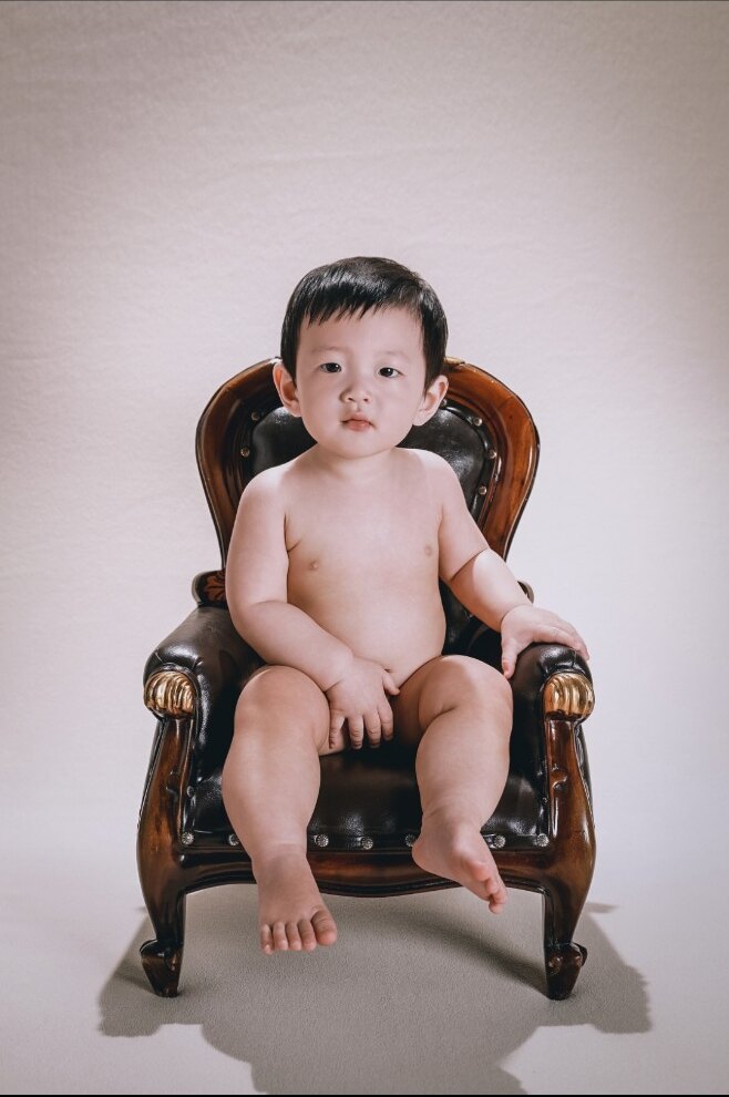 의자에 앉은 아기