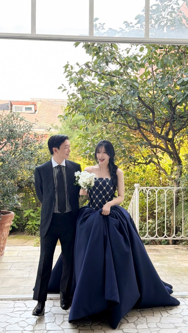 정원에서 함께 선 이상문과 편유진