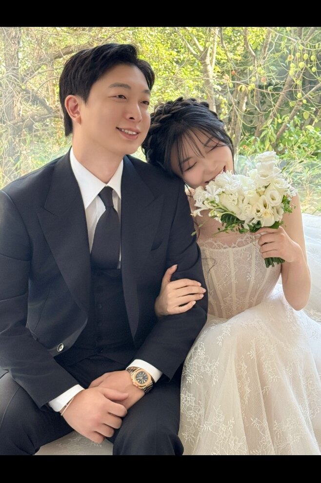 함께 앉은 신랑 신부