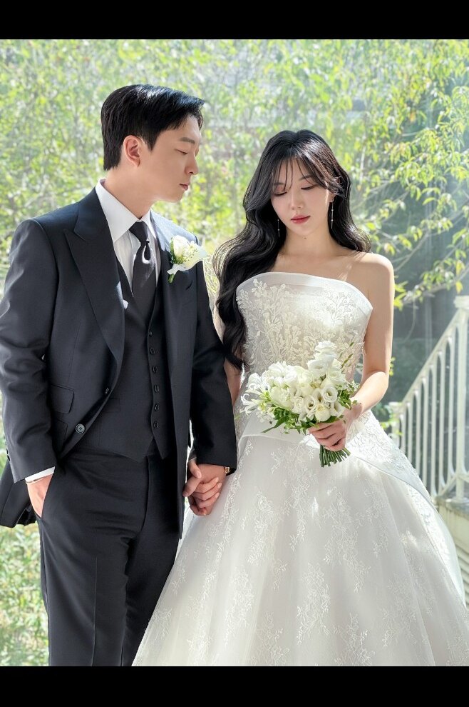 손을 잡은 신랑 신부